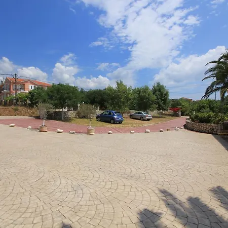 Διαμέρισμα Dina *